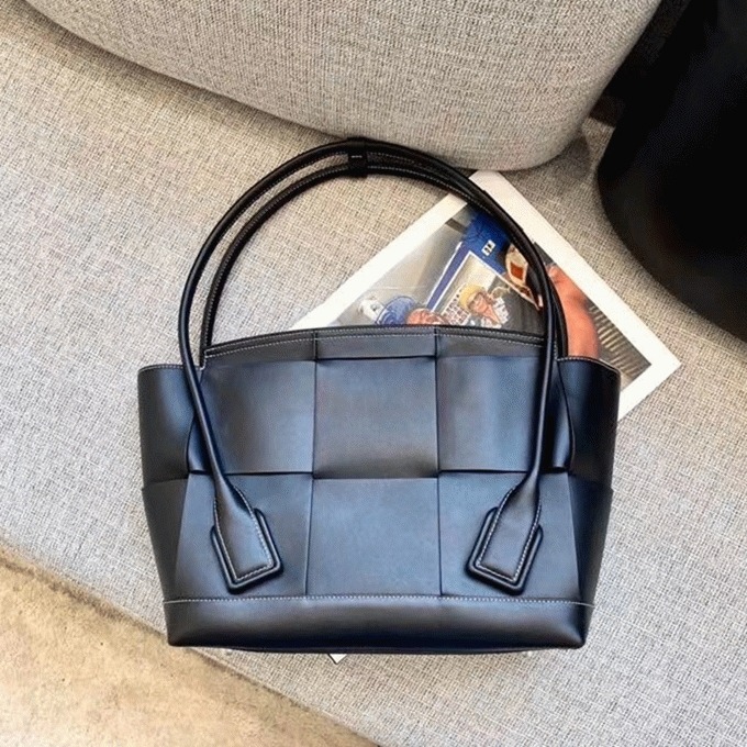 Top Quality Replica Bottega Veneta Arco Medium Bag In Black Intrecciato Calfskin