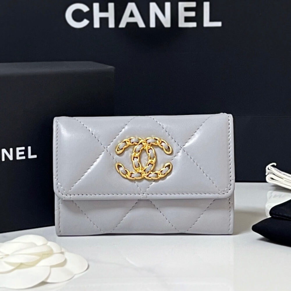 Chanel 19 flap card holder