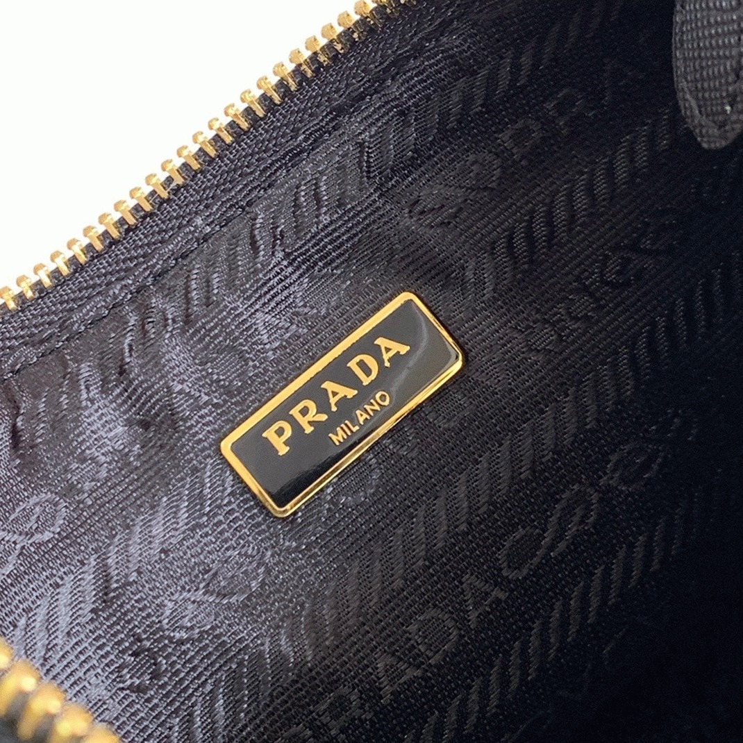 Prada Re-Edition 2005 Shoulder Bag Fake in Black