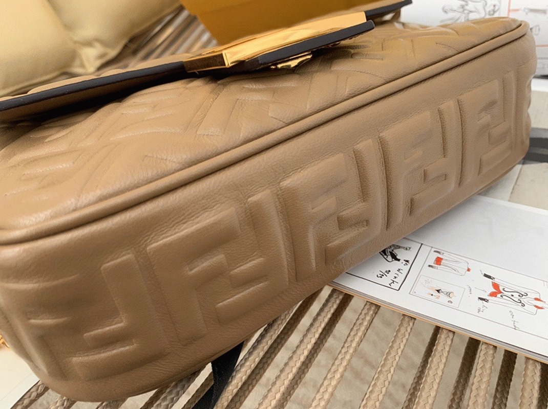 Top Quality Fendi Baguette Chain Midi Bag In Taupe