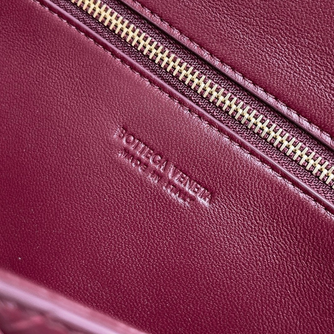 Replica Bottega Veneta Andiamo Clutch with Handle Barolo