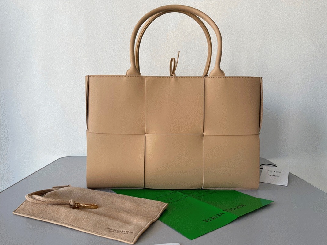 Replica Bottega Veneta Arco Medium Tote Beige