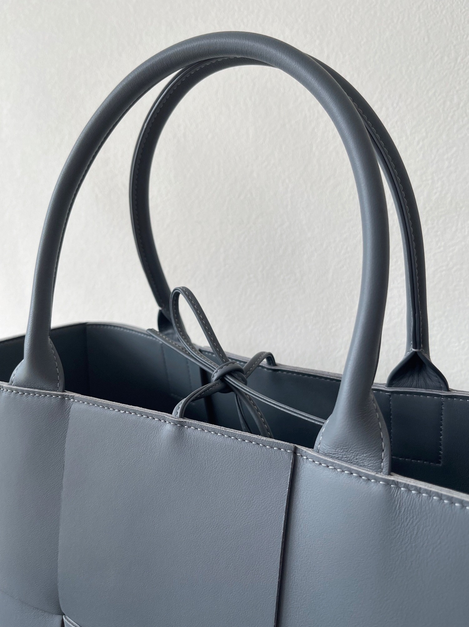 Fake Bottega Veneta Arco Medium Tote Thunder