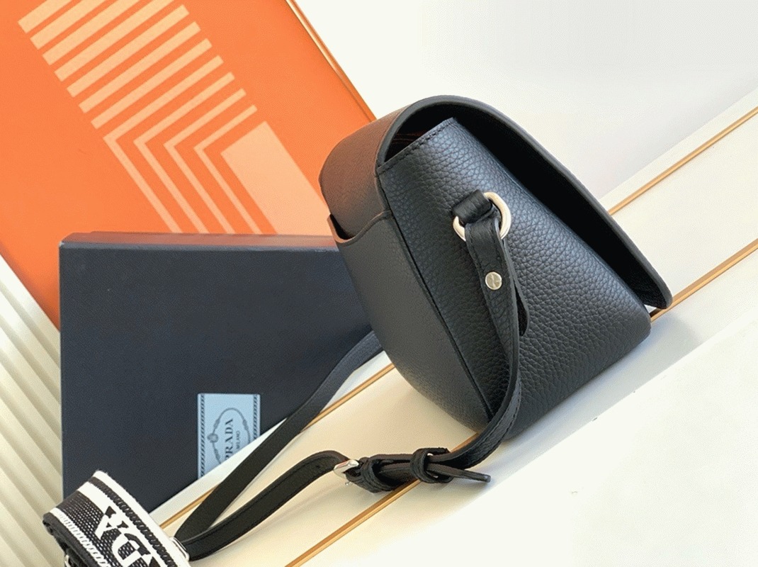 Prada Flap Shoulder Bag Knockoff in Black