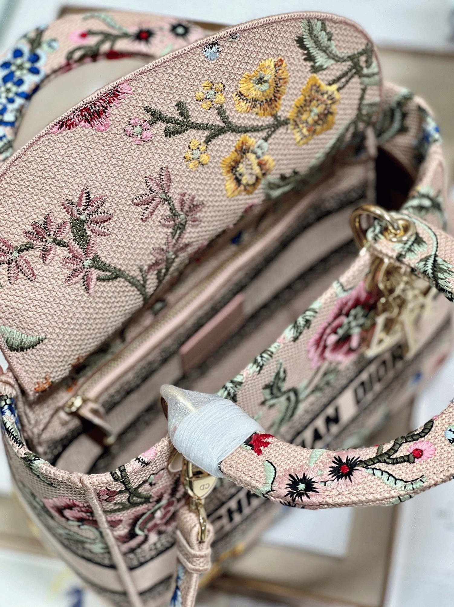 Dior Lady D-Lite Medium Bag Fake in Beige Raffia Embroidered with Dior Petites Fleurs