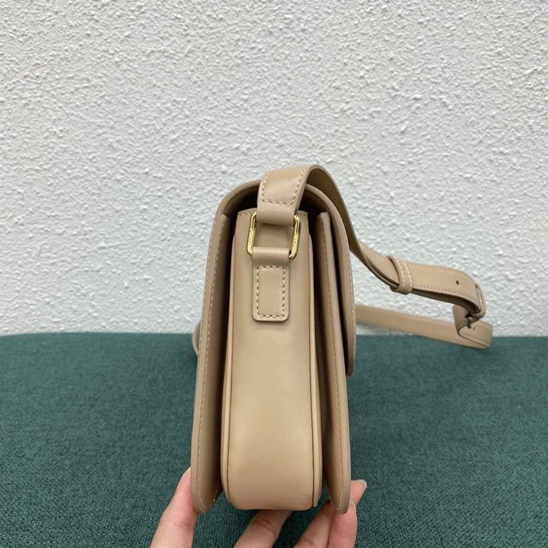 Top Quality Imitation Celine Triomphe Medium Bag In Nude