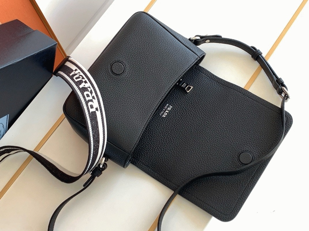 Prada Flap Shoulder Bag Knockoff in Black
