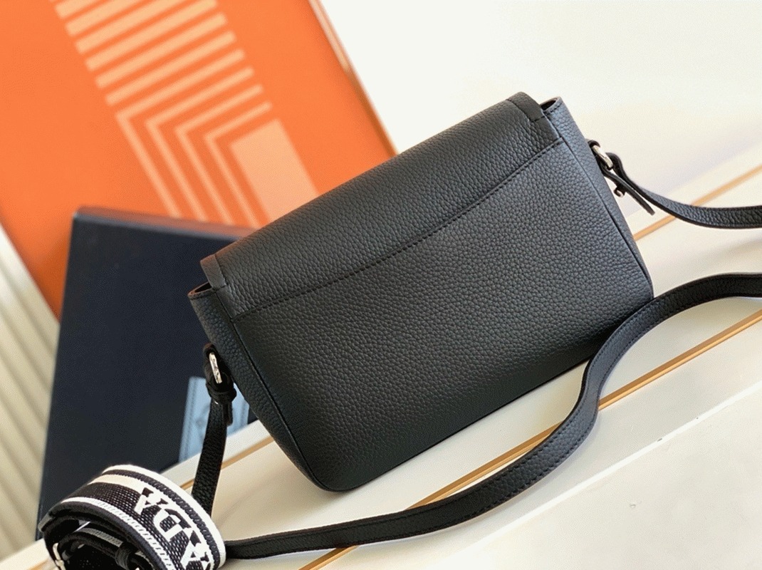Prada Flap Shoulder Bag Knockoff in Black