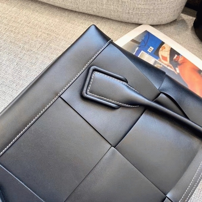 Top Quality Replica Bottega Veneta Arco Medium Bag In Black Intrecciato Calfskin