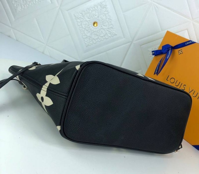 Louis Vuitton Neverfull MM Tote In Black