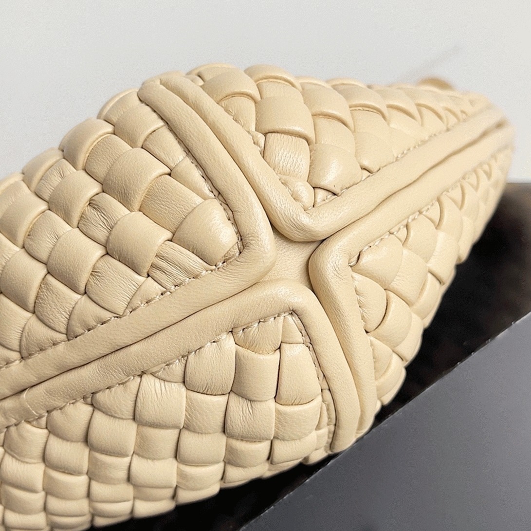 Fake Bottega Veneta Clicker Small Bag Porridge