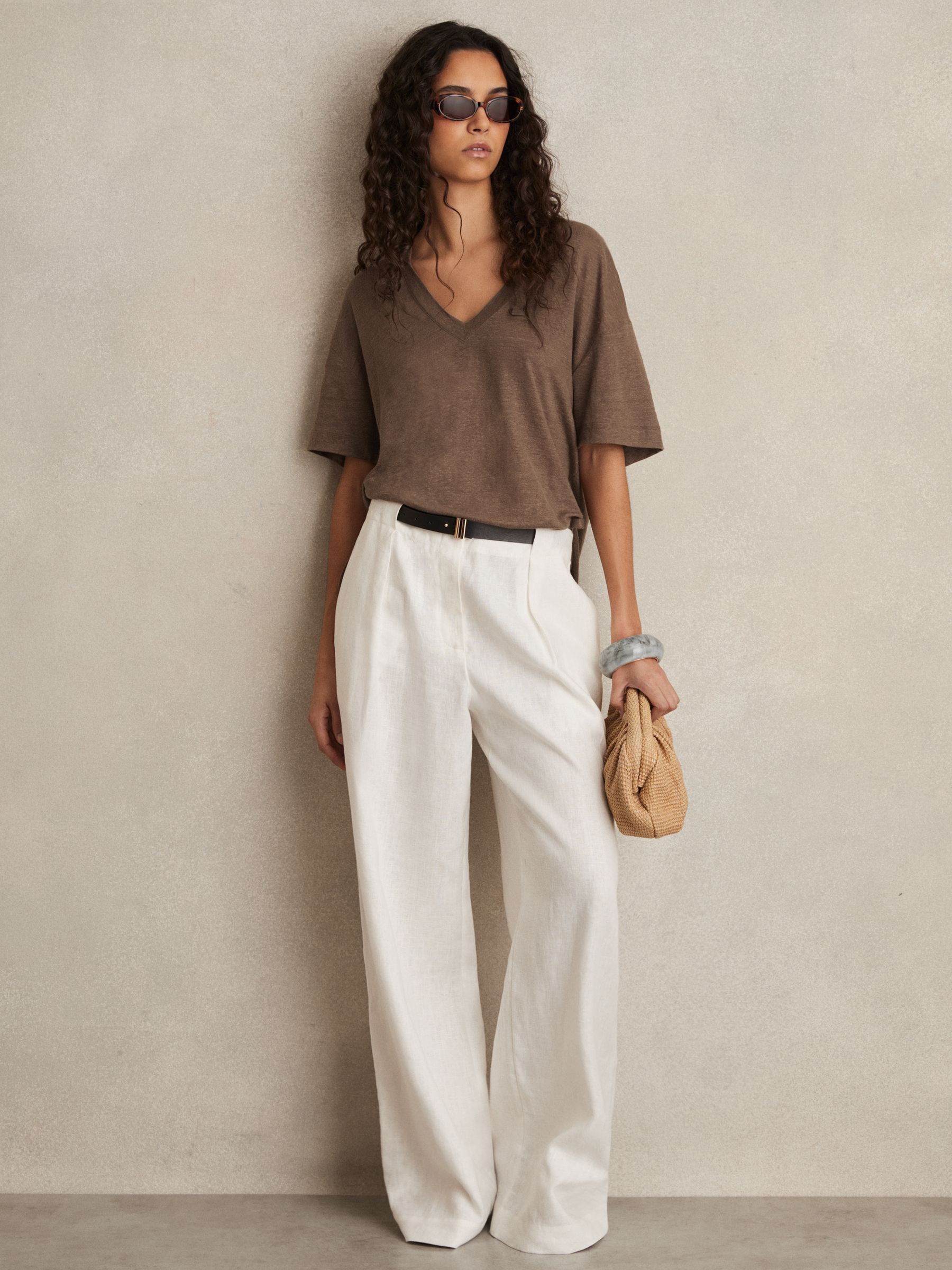 Linen V-Neck T-Shirt in Brown