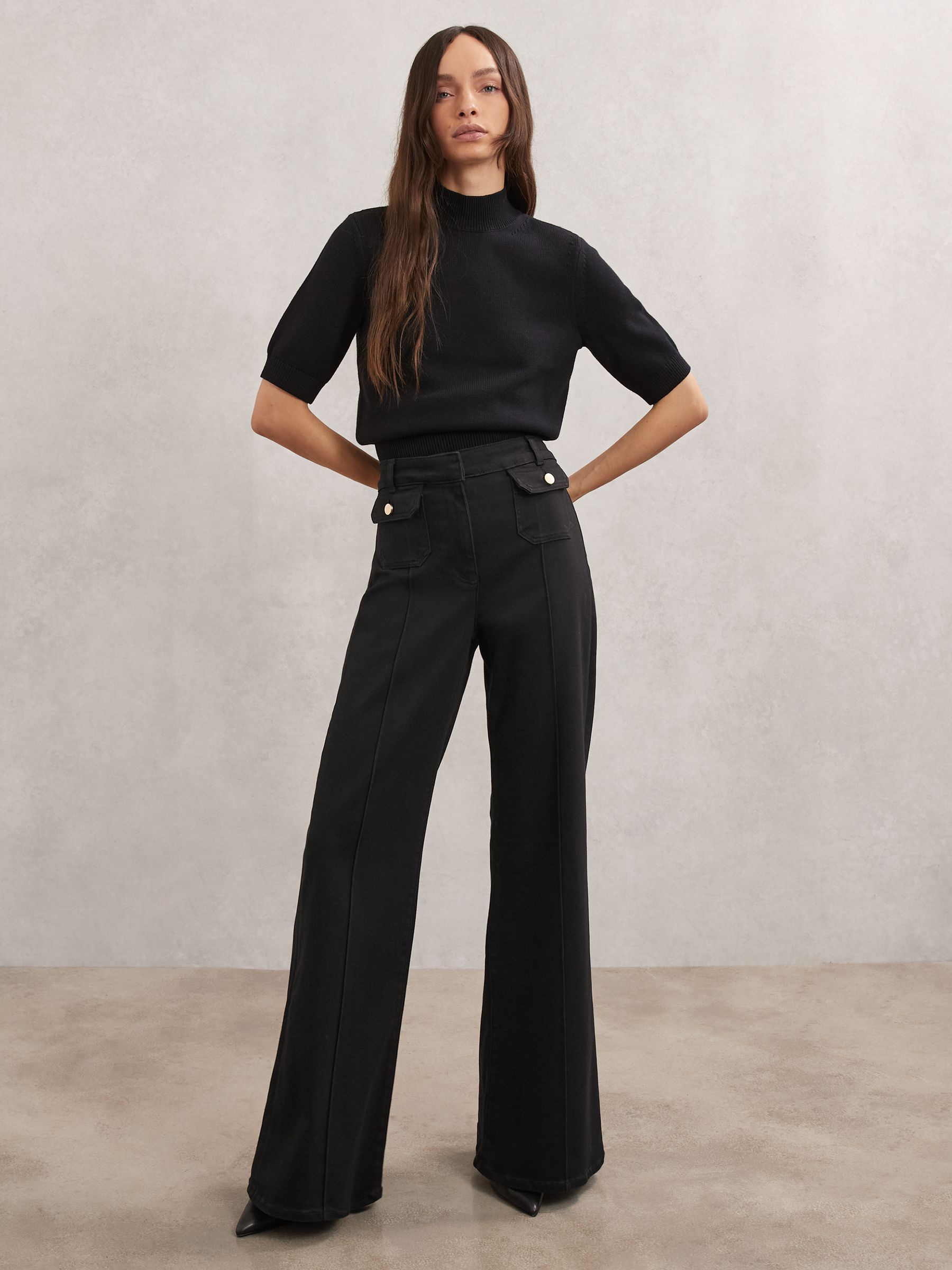 Flared Pocket-Detail Jeans in Black