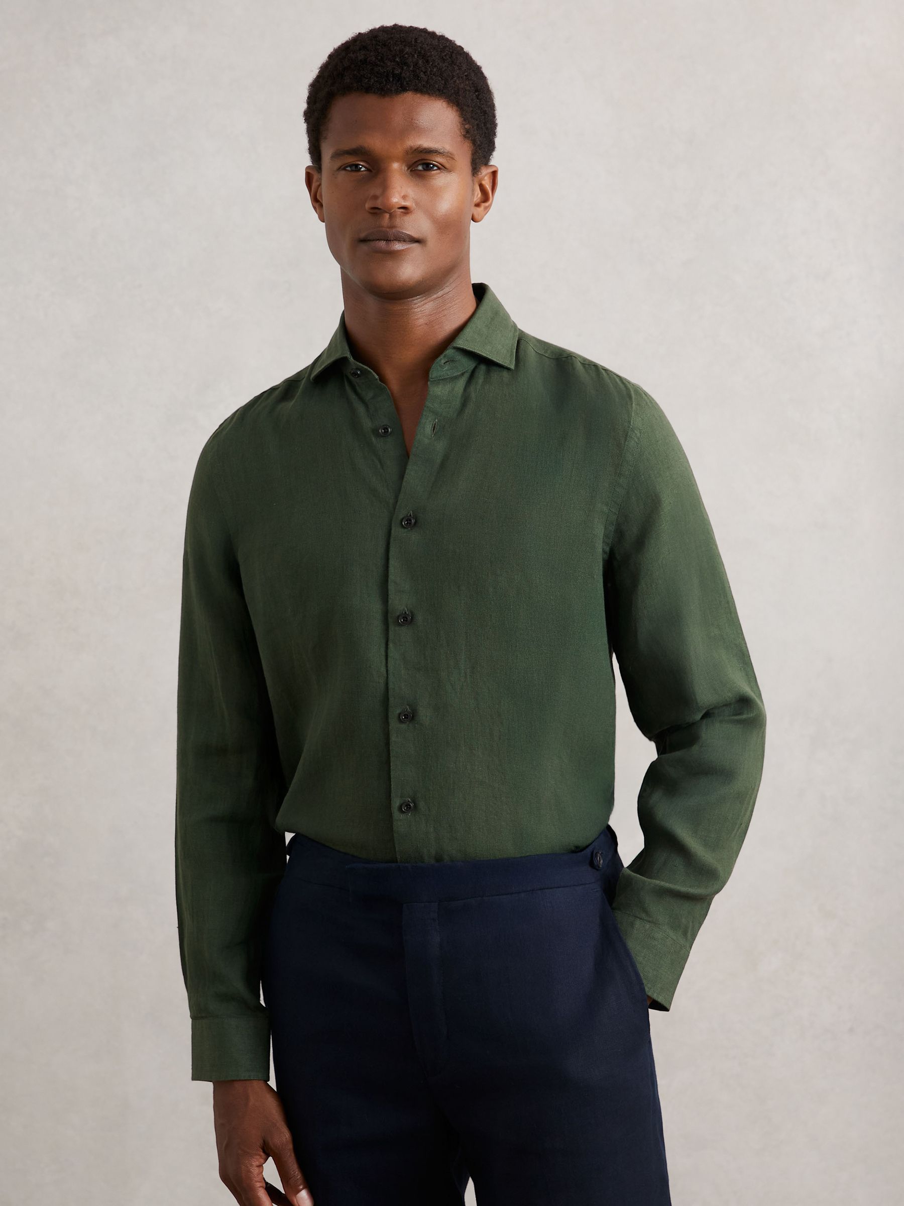Linen Cutaway-Collar Shirt in Kale Green