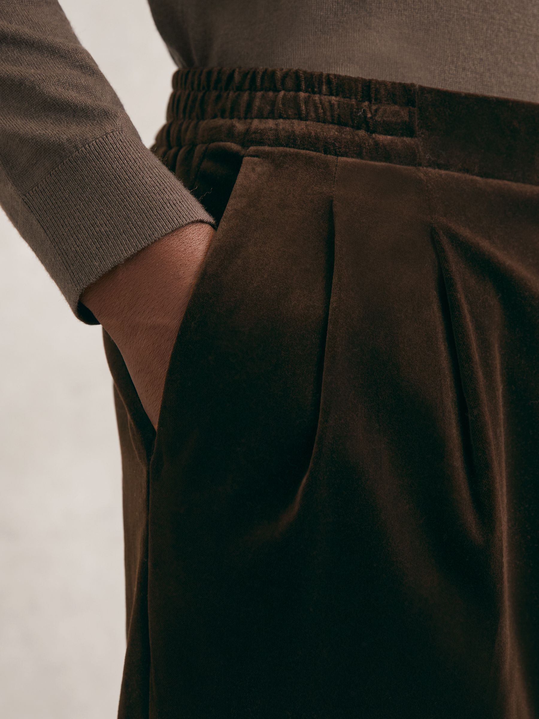 Wide-Leg Relaxed-Fit Velvet Trousers in Brown