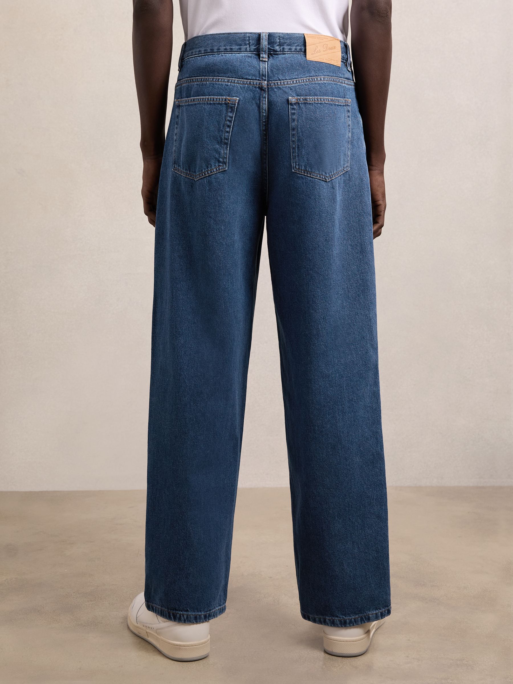 Jeans in Medium Indigo Wash