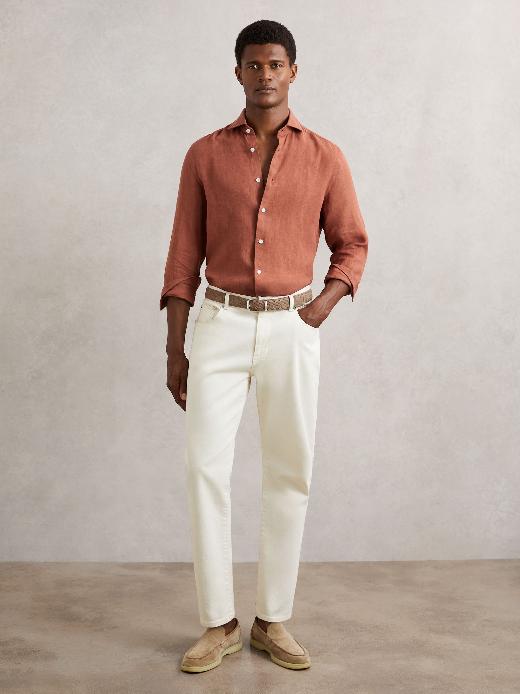 Linen Cutaway-Collar Shirt in Cinnamon Brown