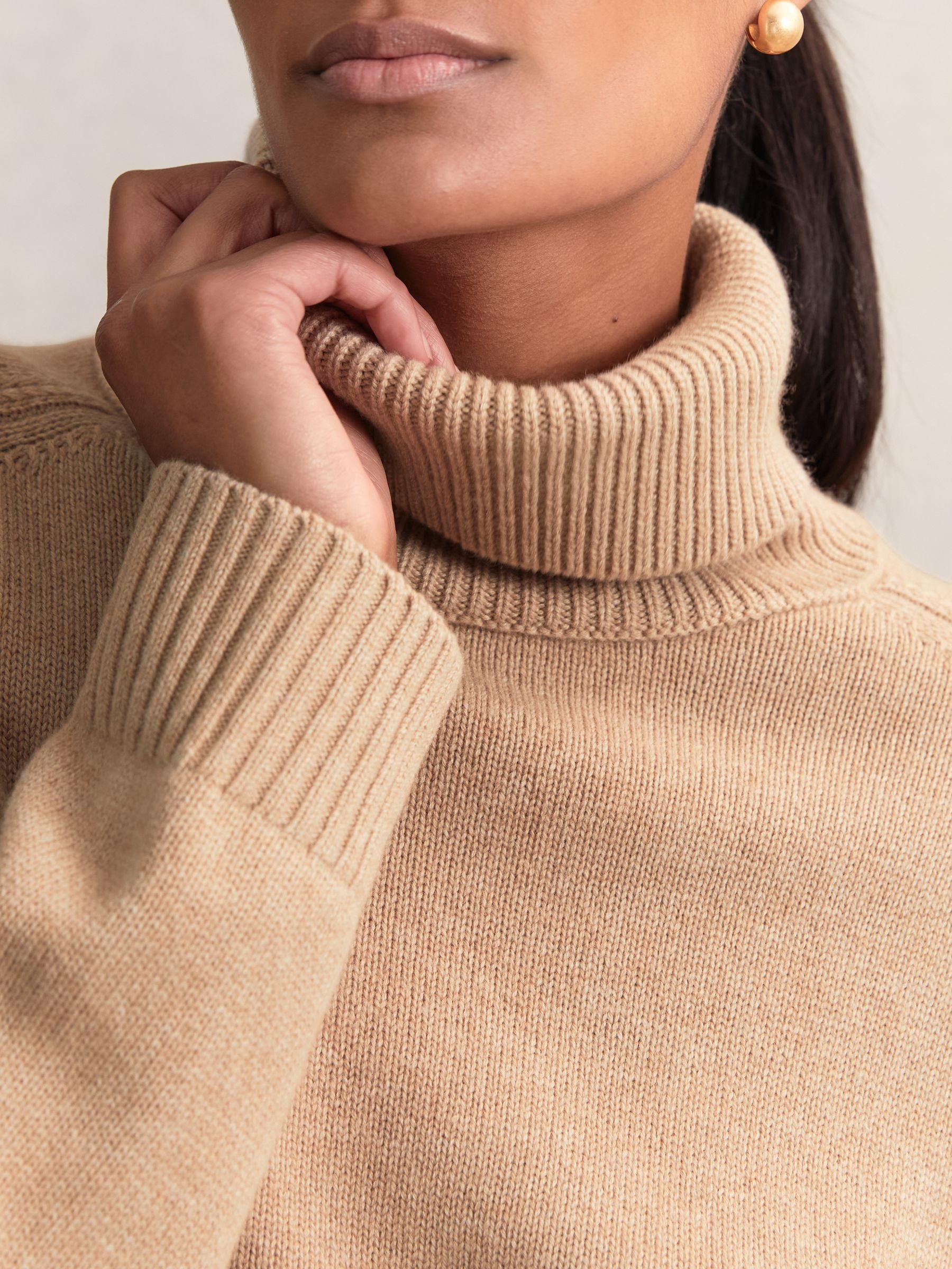 Wool-Cashmere Roll-Neck Jumper in Camel