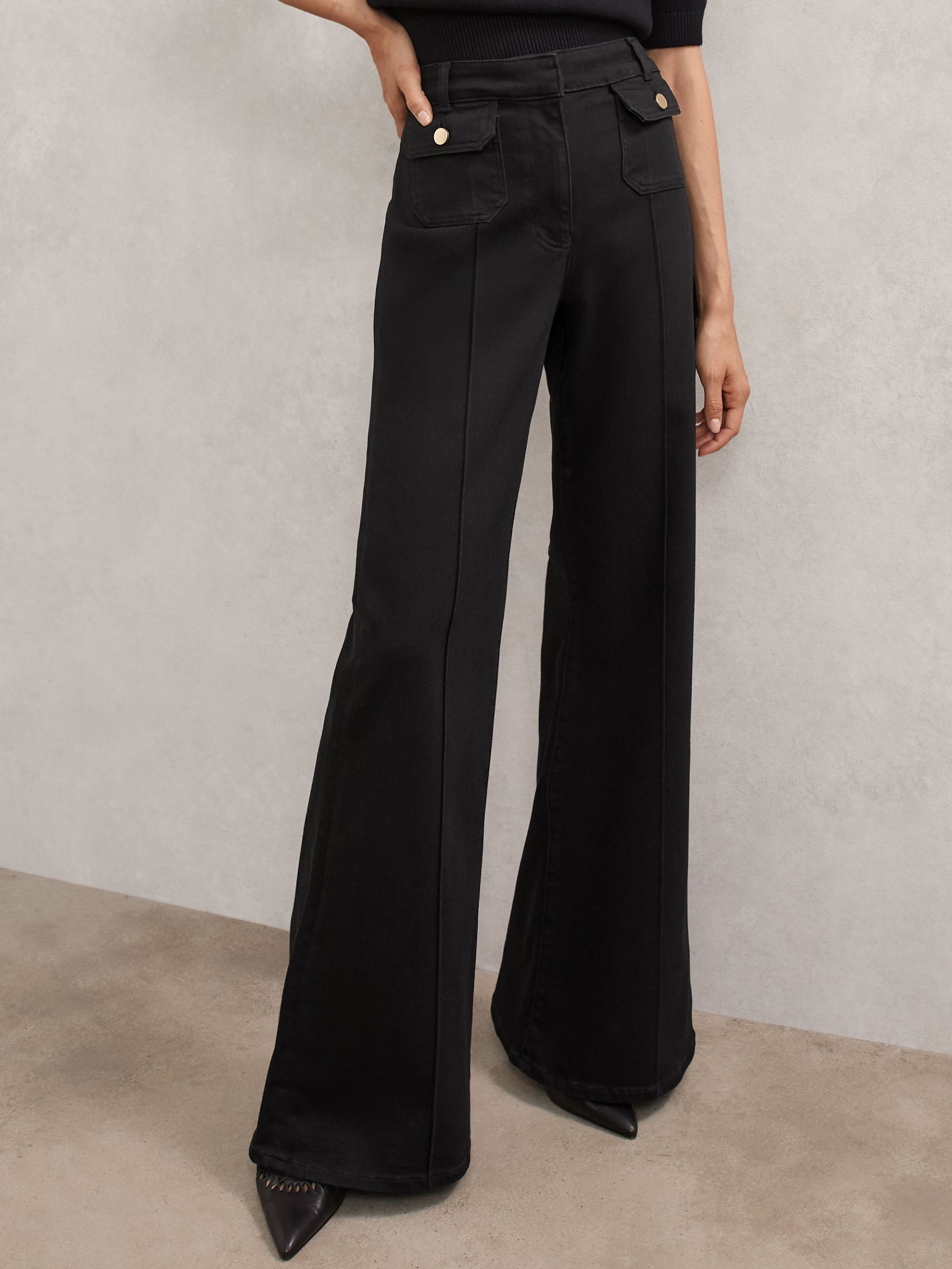 Flared Pocket-Detail Jeans in Black