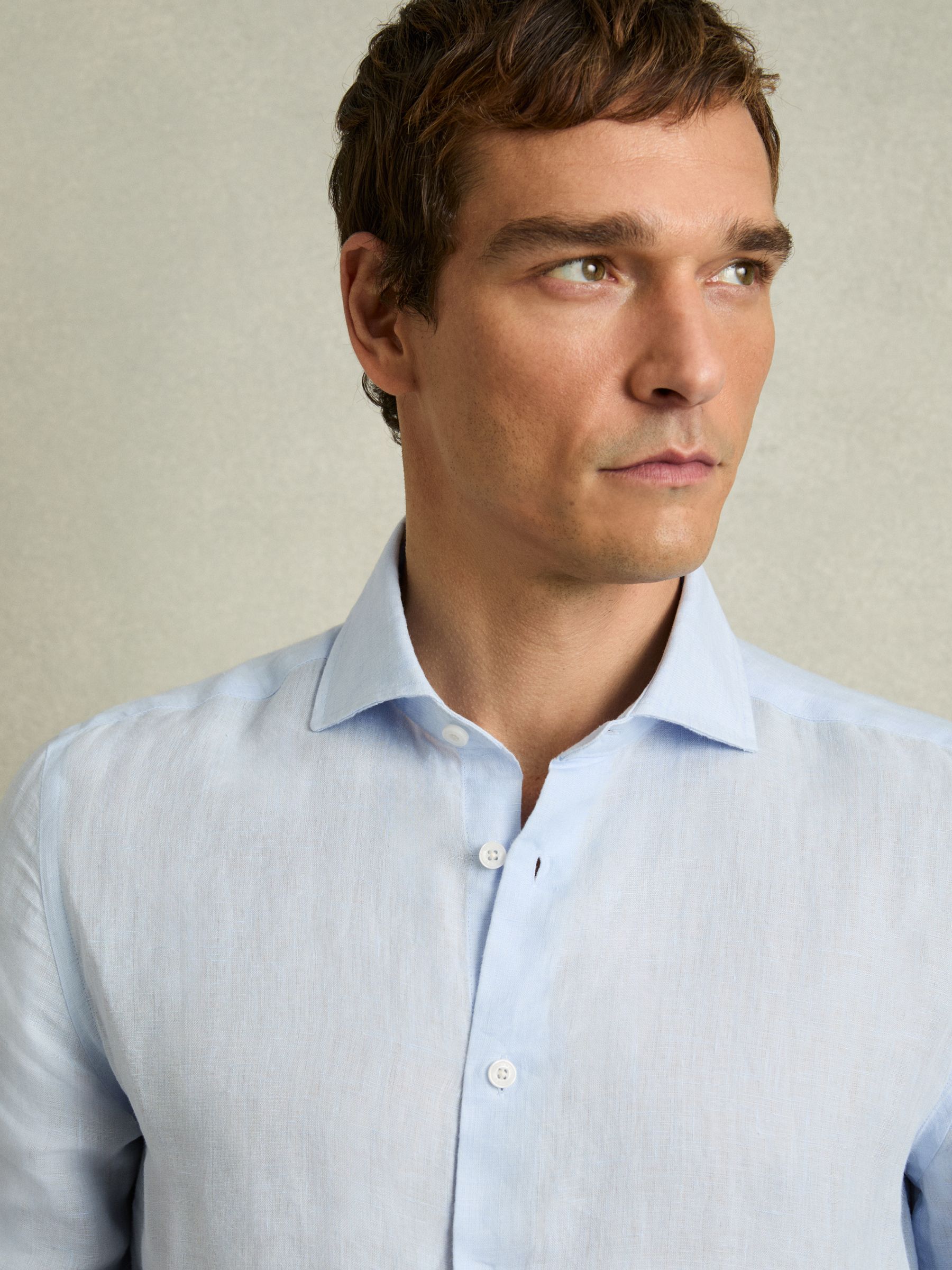 Linen Cutaway-Collar Shirt in Pale Blue