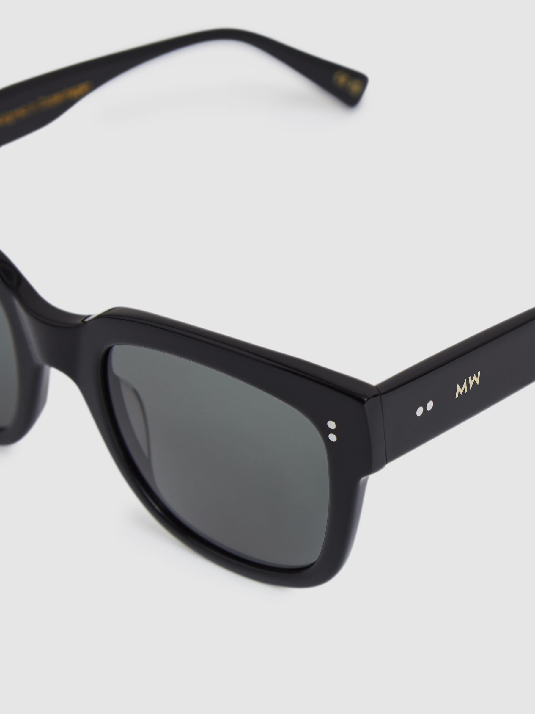 MESSYWEEKEND Square Frame Sunglasses in Black