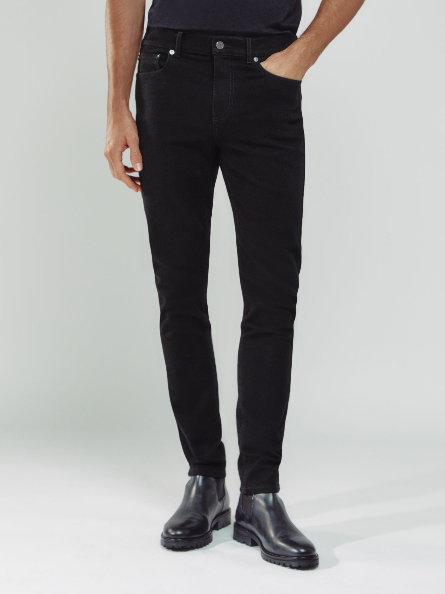 Skinny-Fit Jeans in Stay Black
