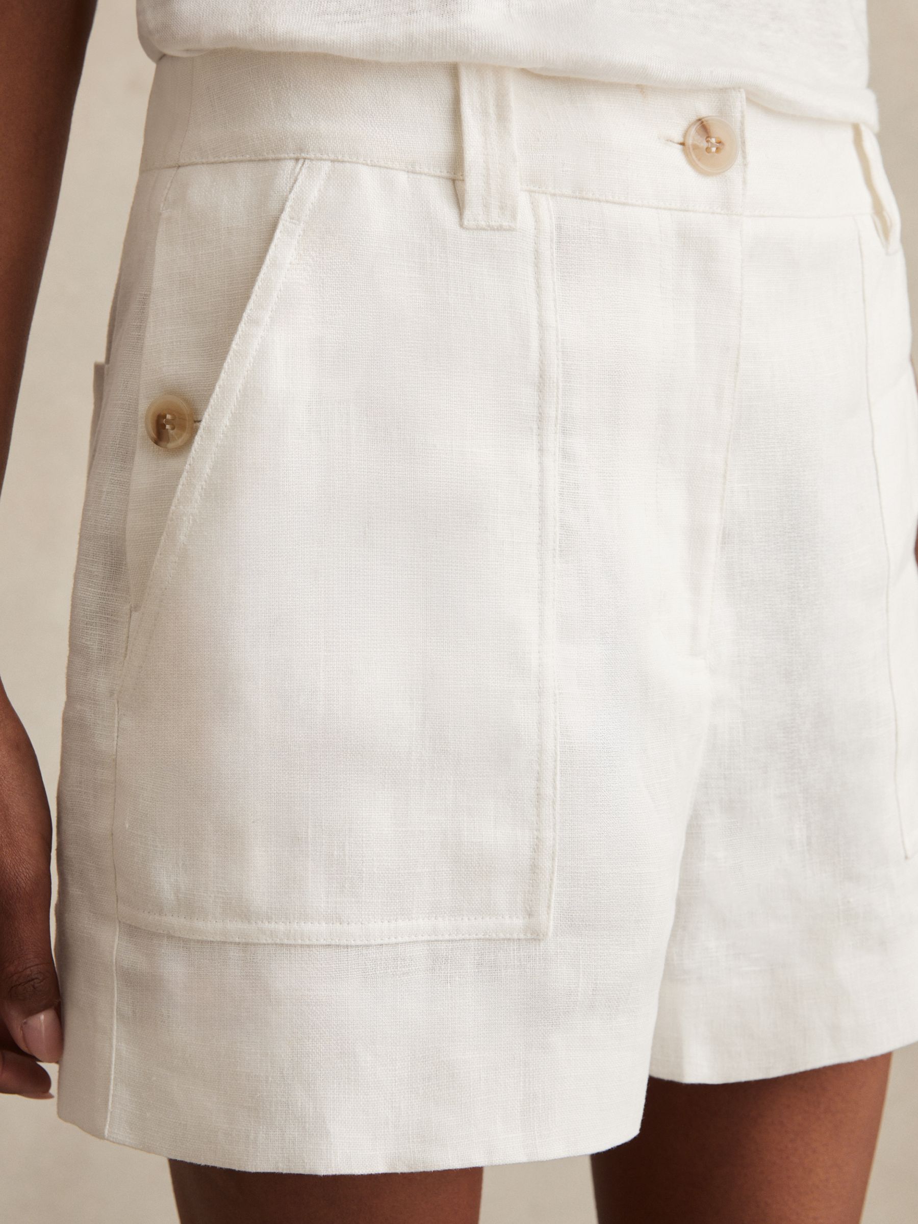 Linen Shorts in White