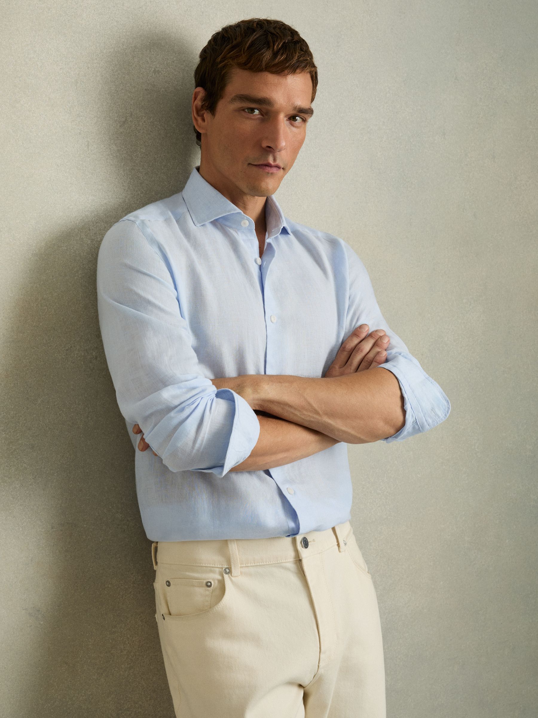 Linen Cutaway-Collar Shirt in Pale Blue
