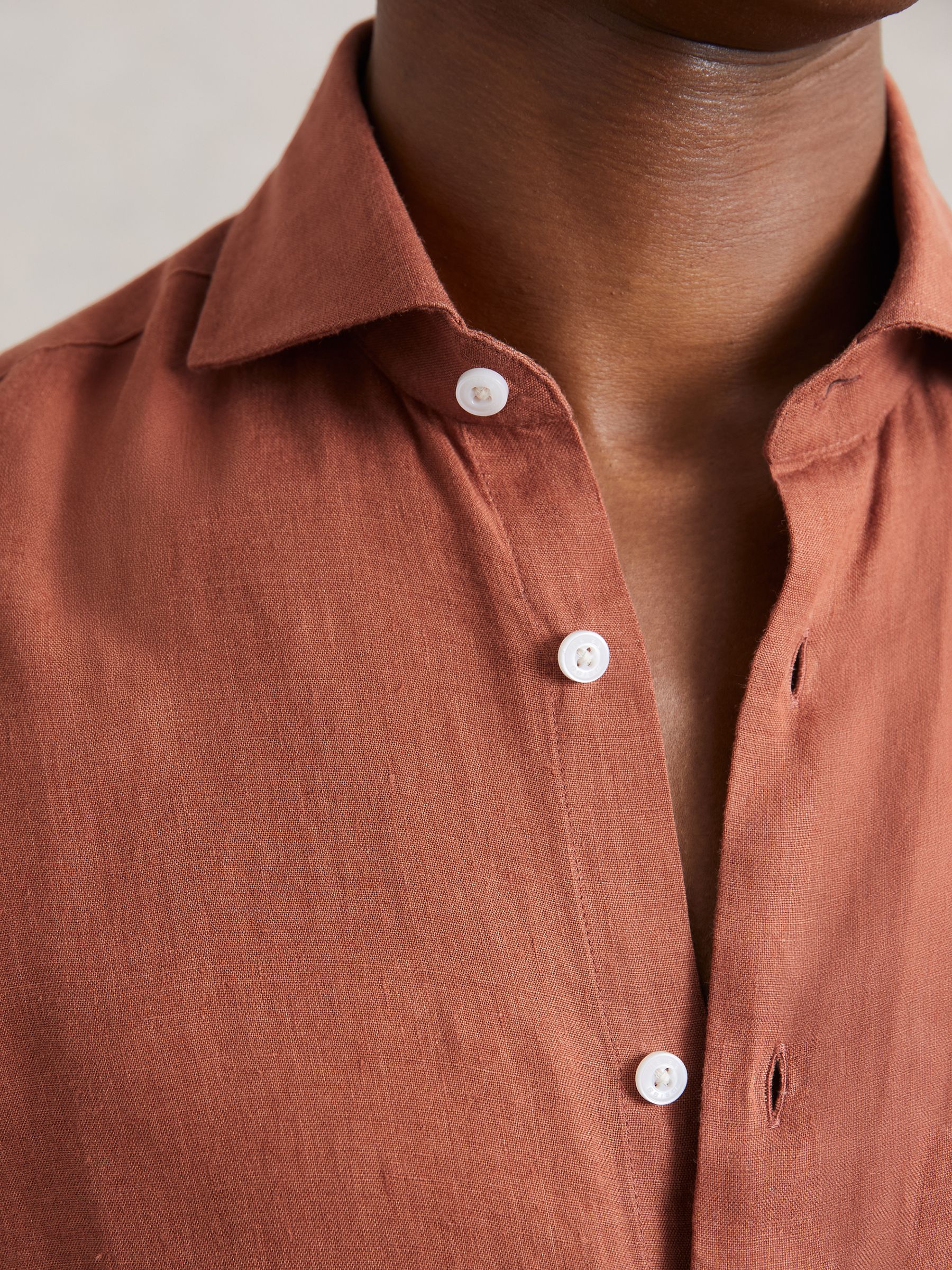 Linen Cutaway-Collar Shirt in Cinnamon Brown