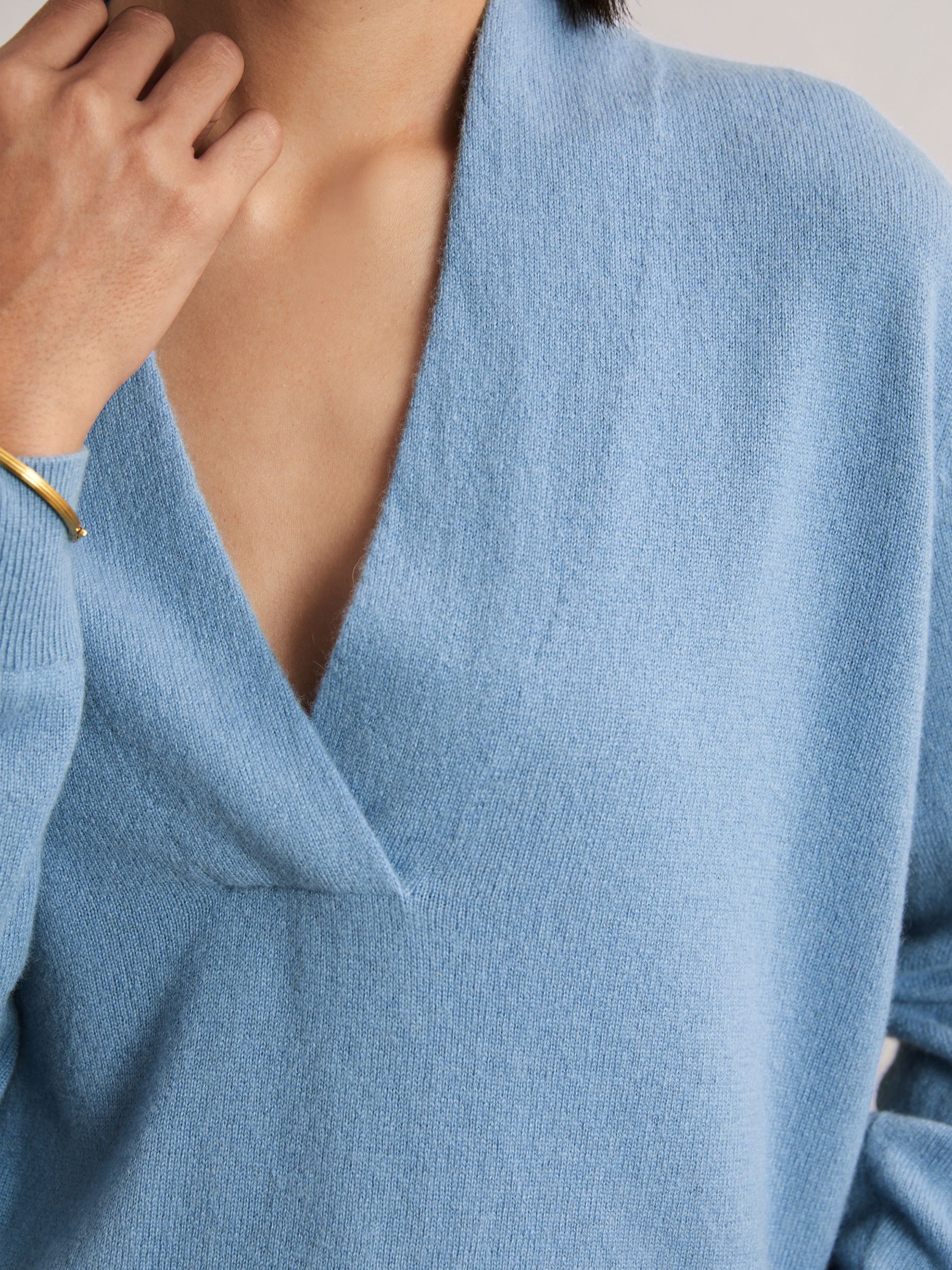 Cashmere V-Neck Jumper in Blue