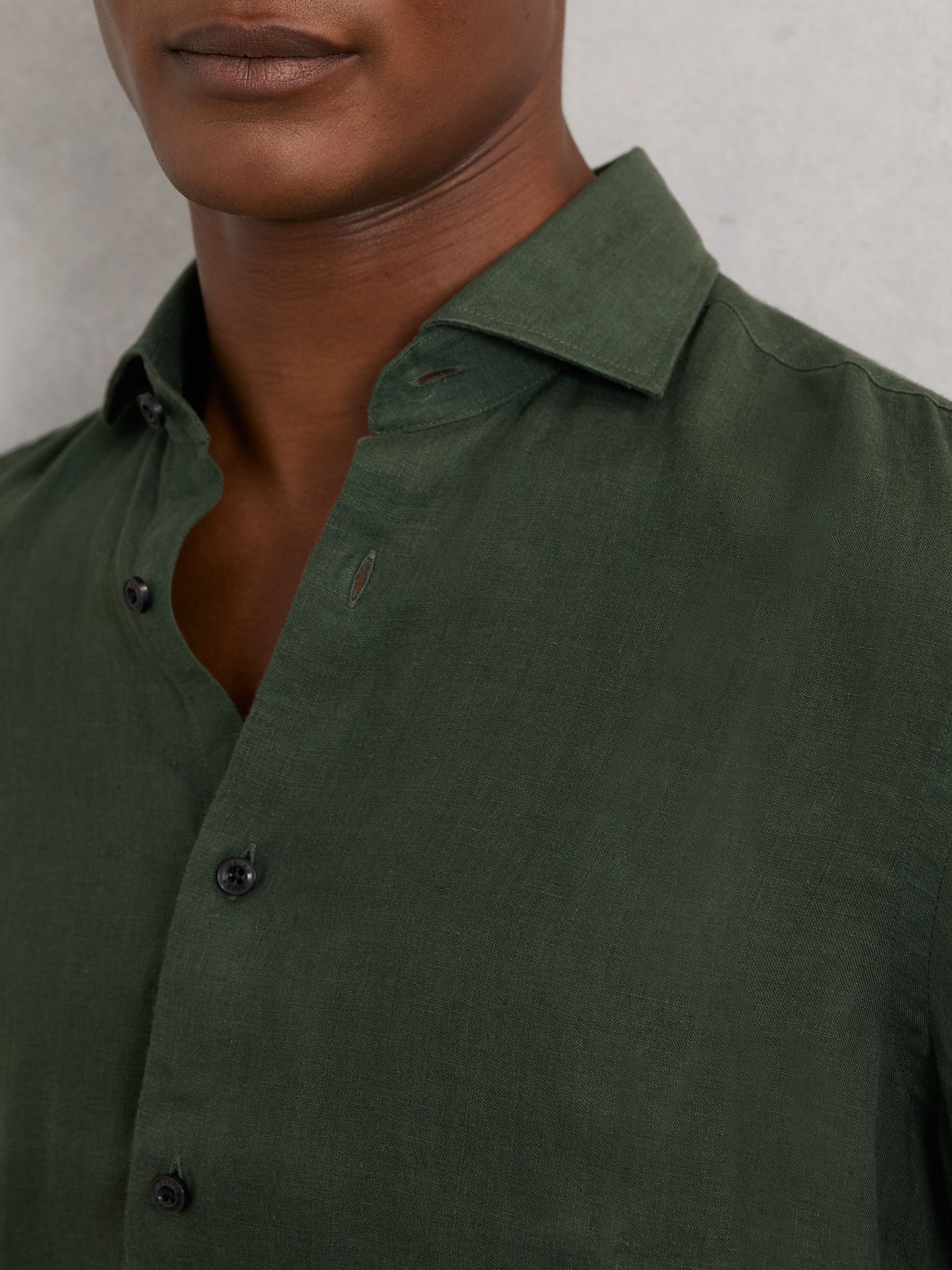Linen Cutaway-Collar Shirt in Kale Green