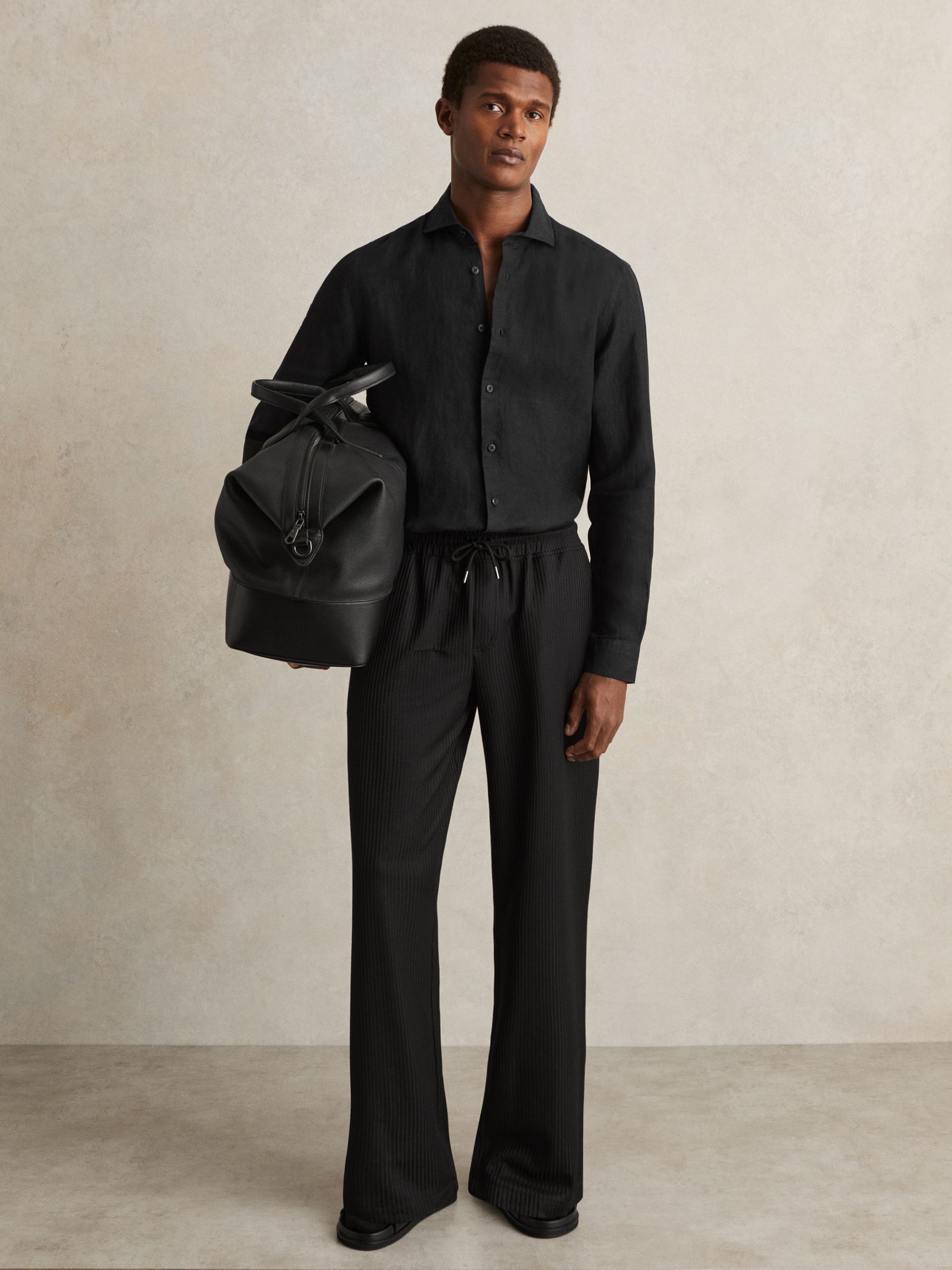 Linen Cutaway-Collar Shirt in Black