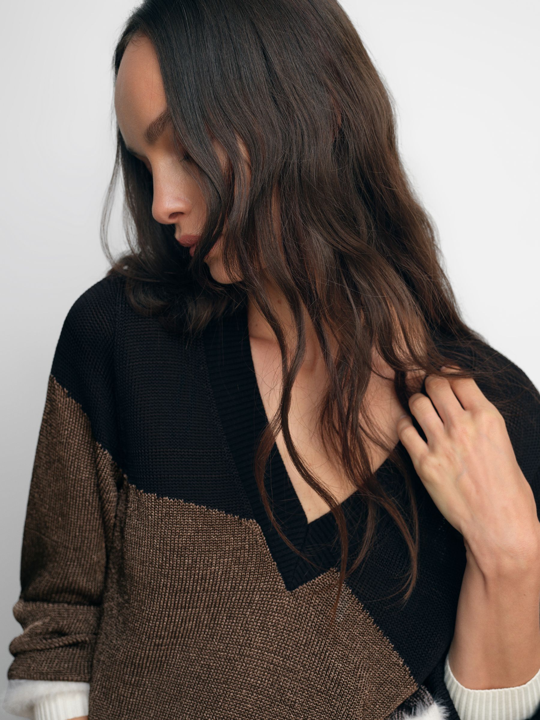 Metallic-Knit Panelled V-Neck Jumper in Black/White/Metallic