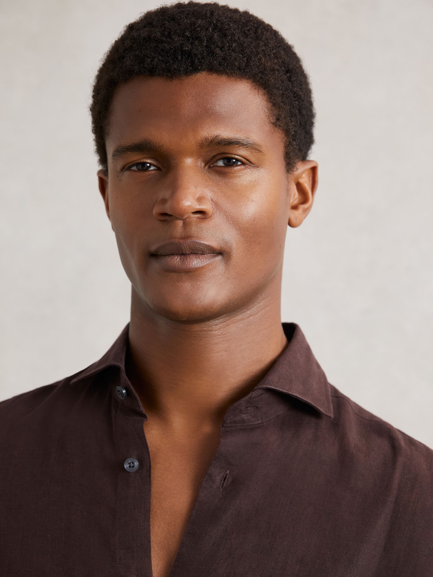 Linen Cutaway-Collar Shirt in Dark Brown