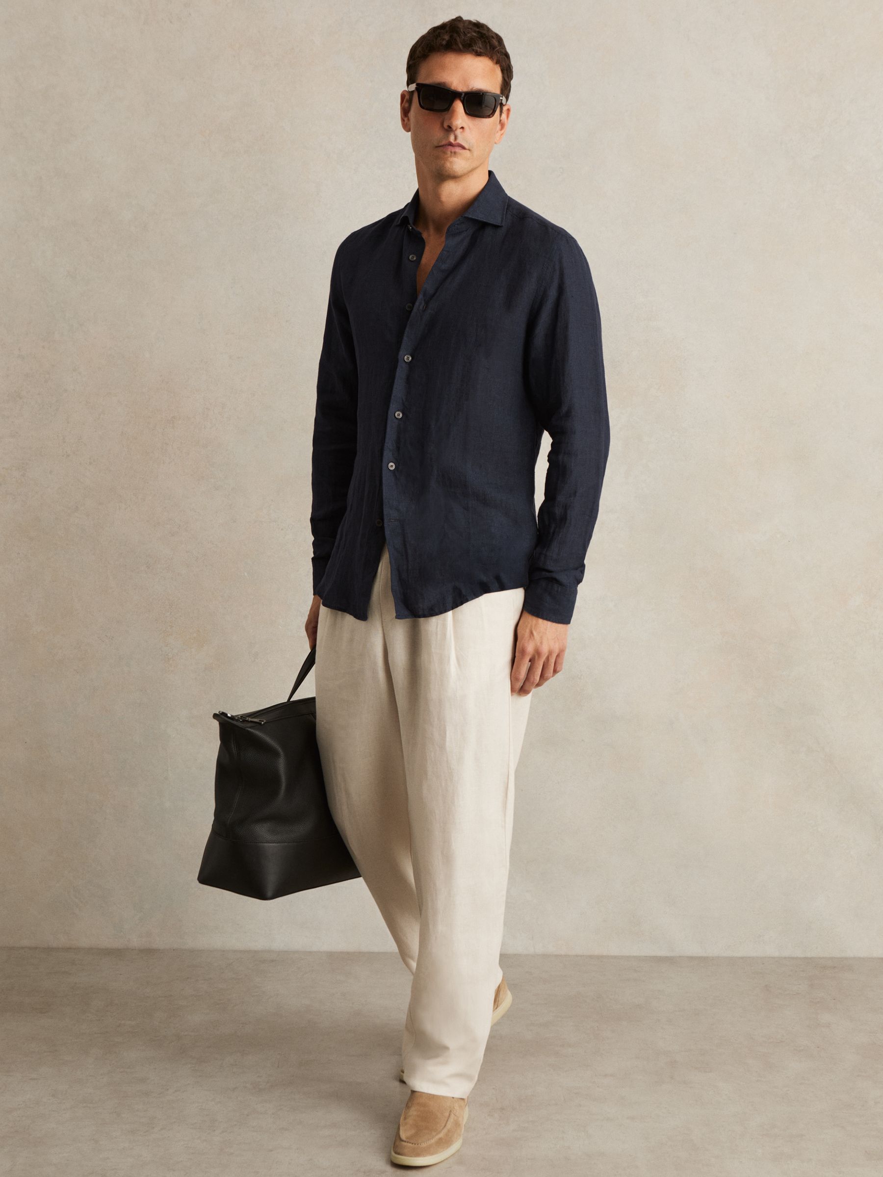 Linen Cutaway-Collar Shirt in Navy
