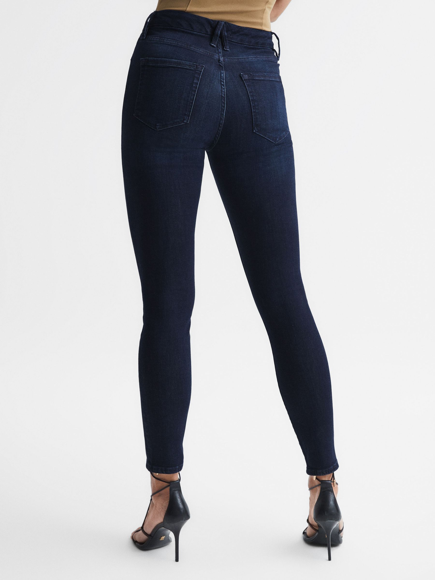 Good American Sculpting Skinny Jeans in Indigo