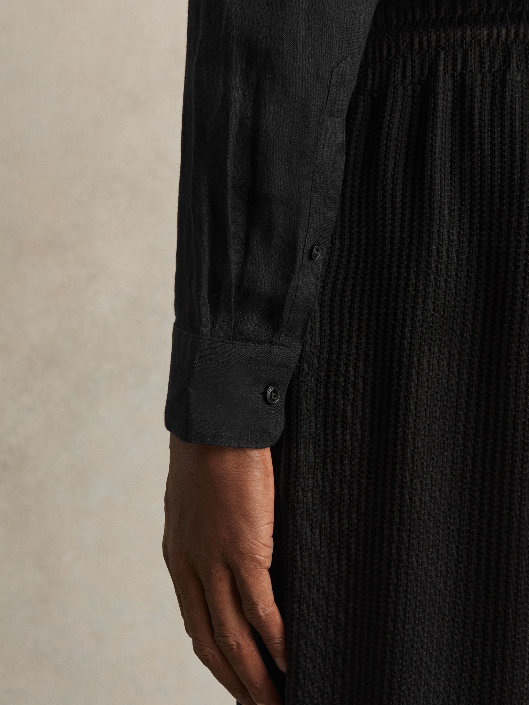 Linen Cutaway-Collar Shirt in Black