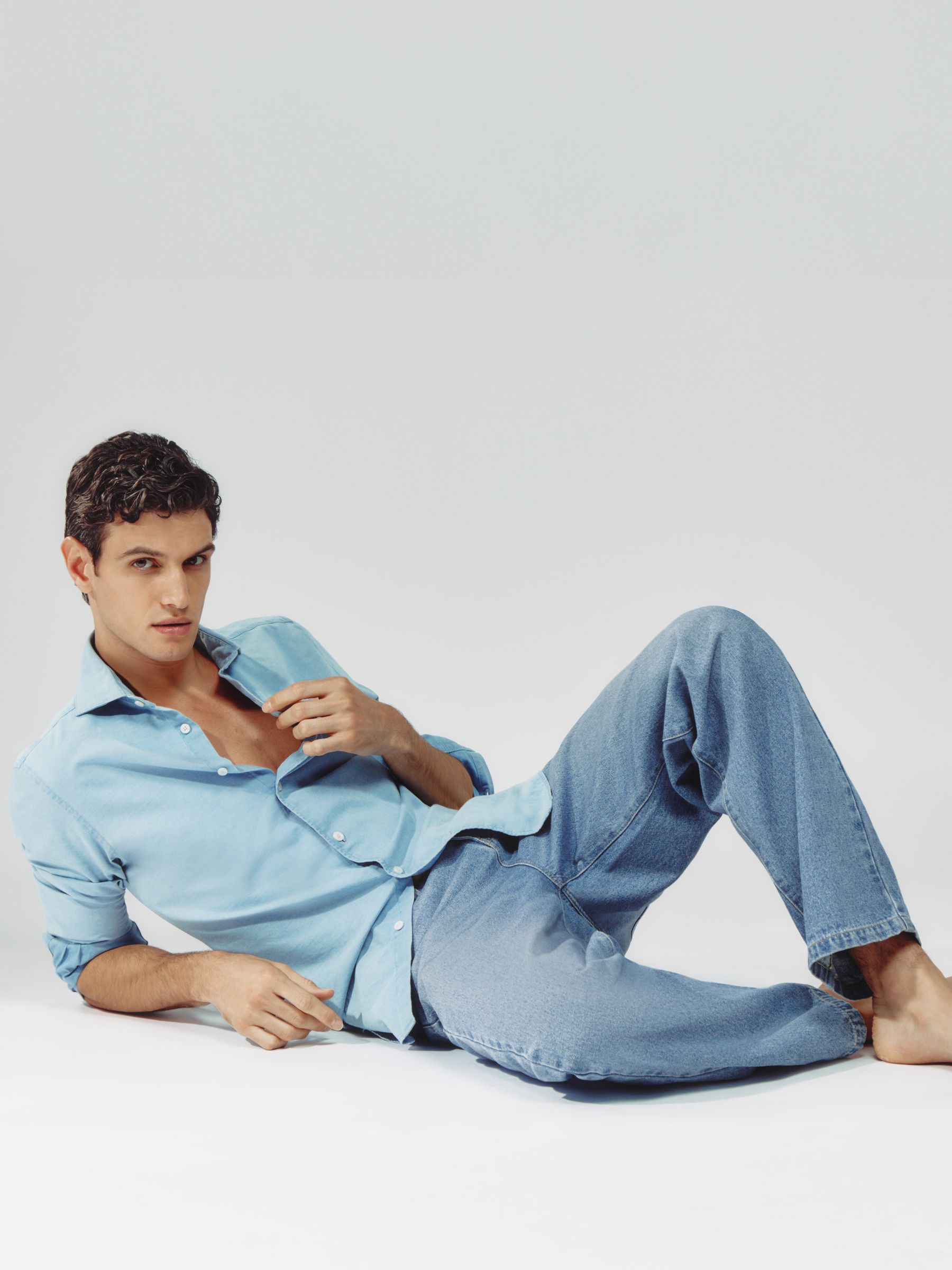 Loose-Fit Jeans in Light Blue Wash