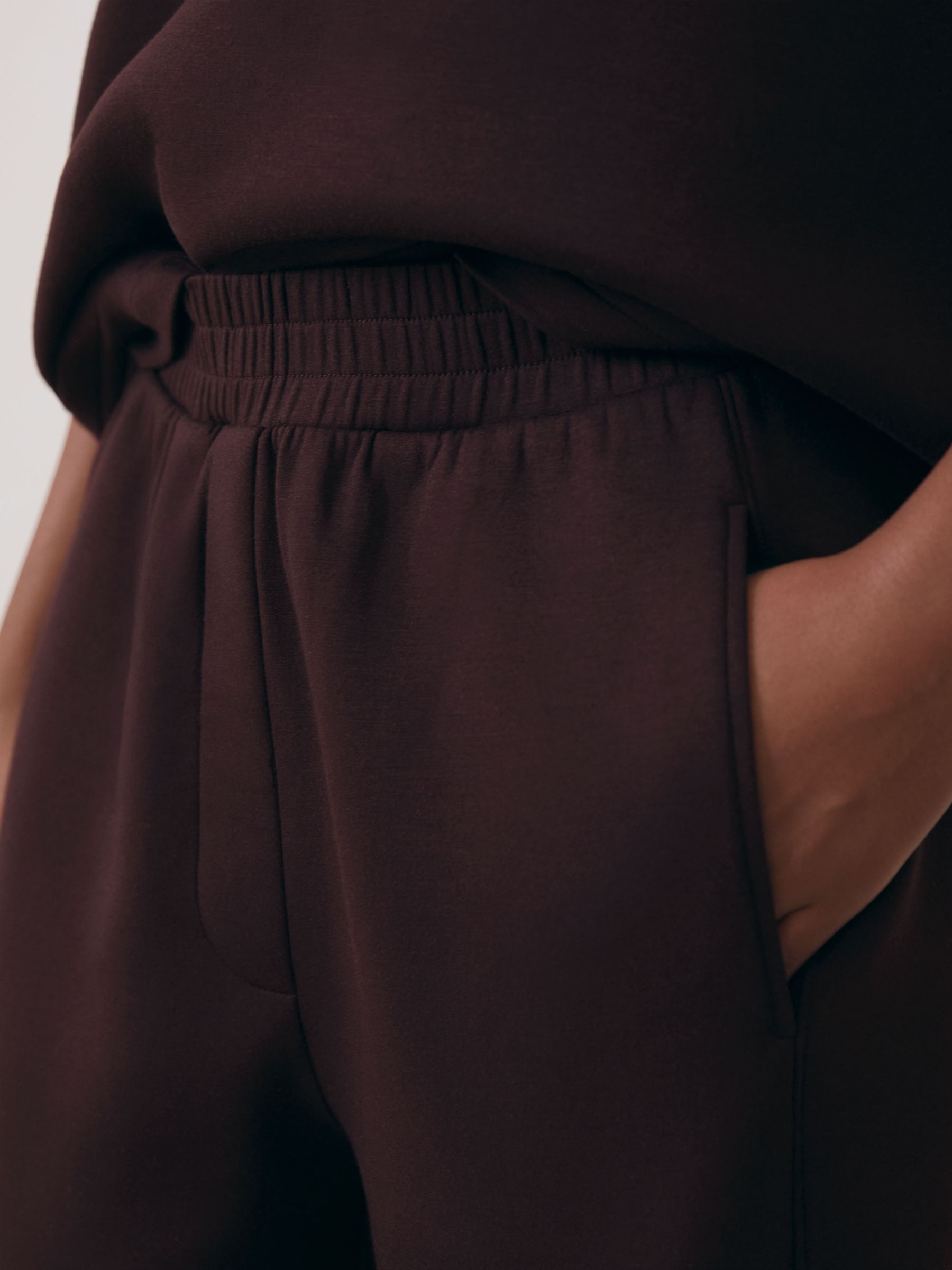 Interlock Tapered Joggers in Plum