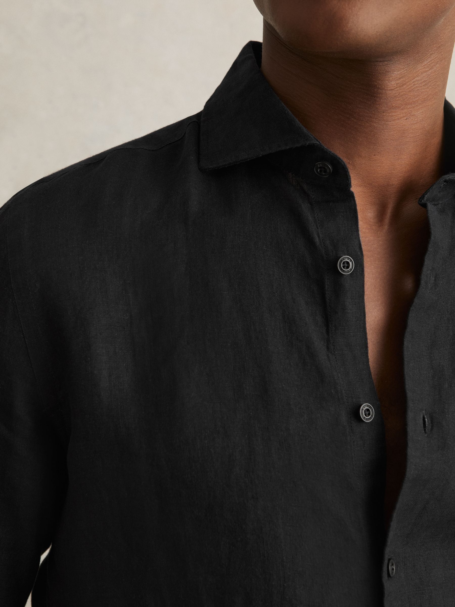 Linen Cutaway-Collar Shirt in Black