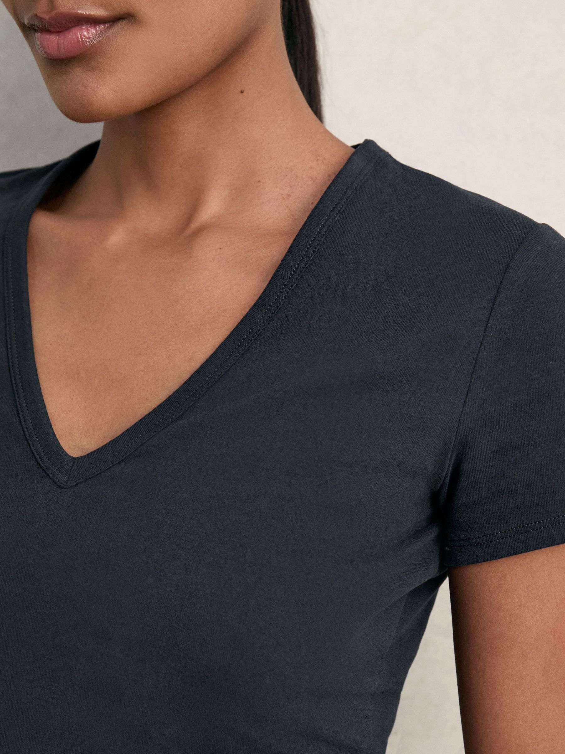 Stretch Cotton V-Neck T-Shirt in Navy