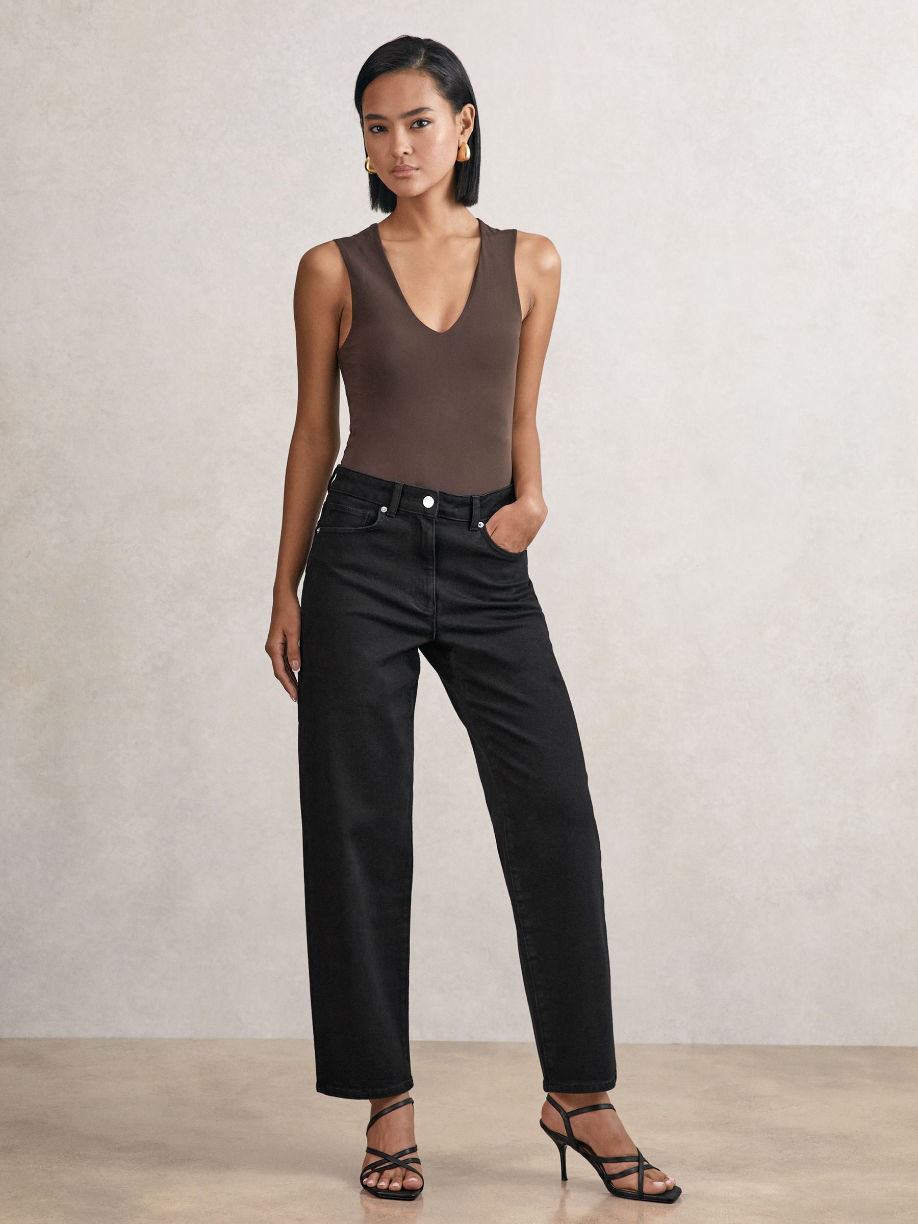 Mid Rise Straight Leg Jeans in Black