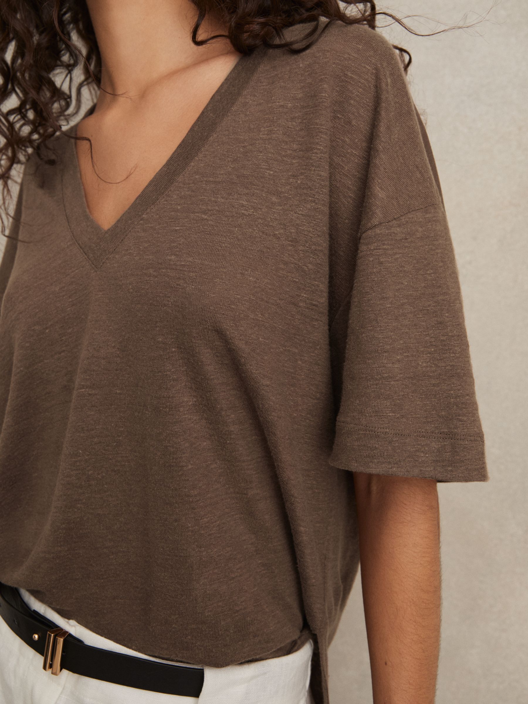 Linen V-Neck T-Shirt in Brown