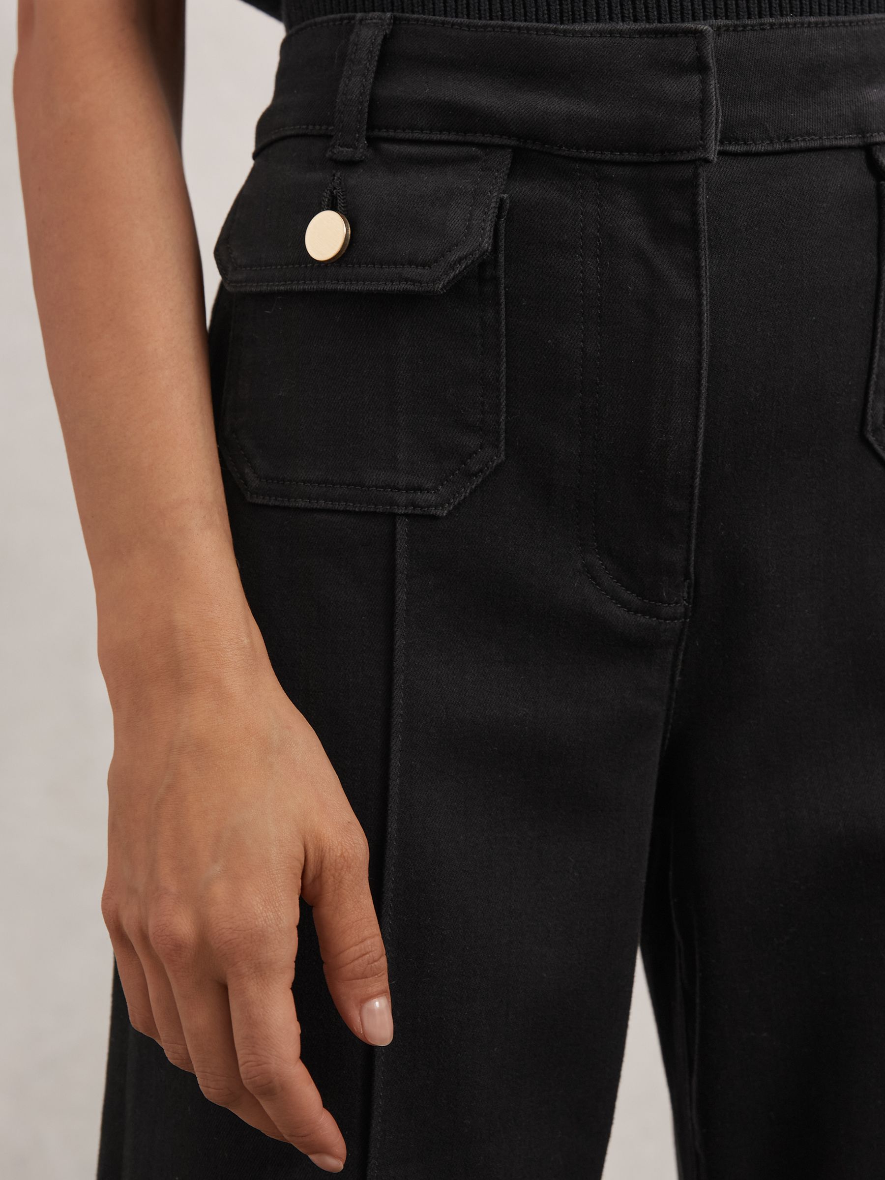 Flared Pocket-Detail Jeans in Black