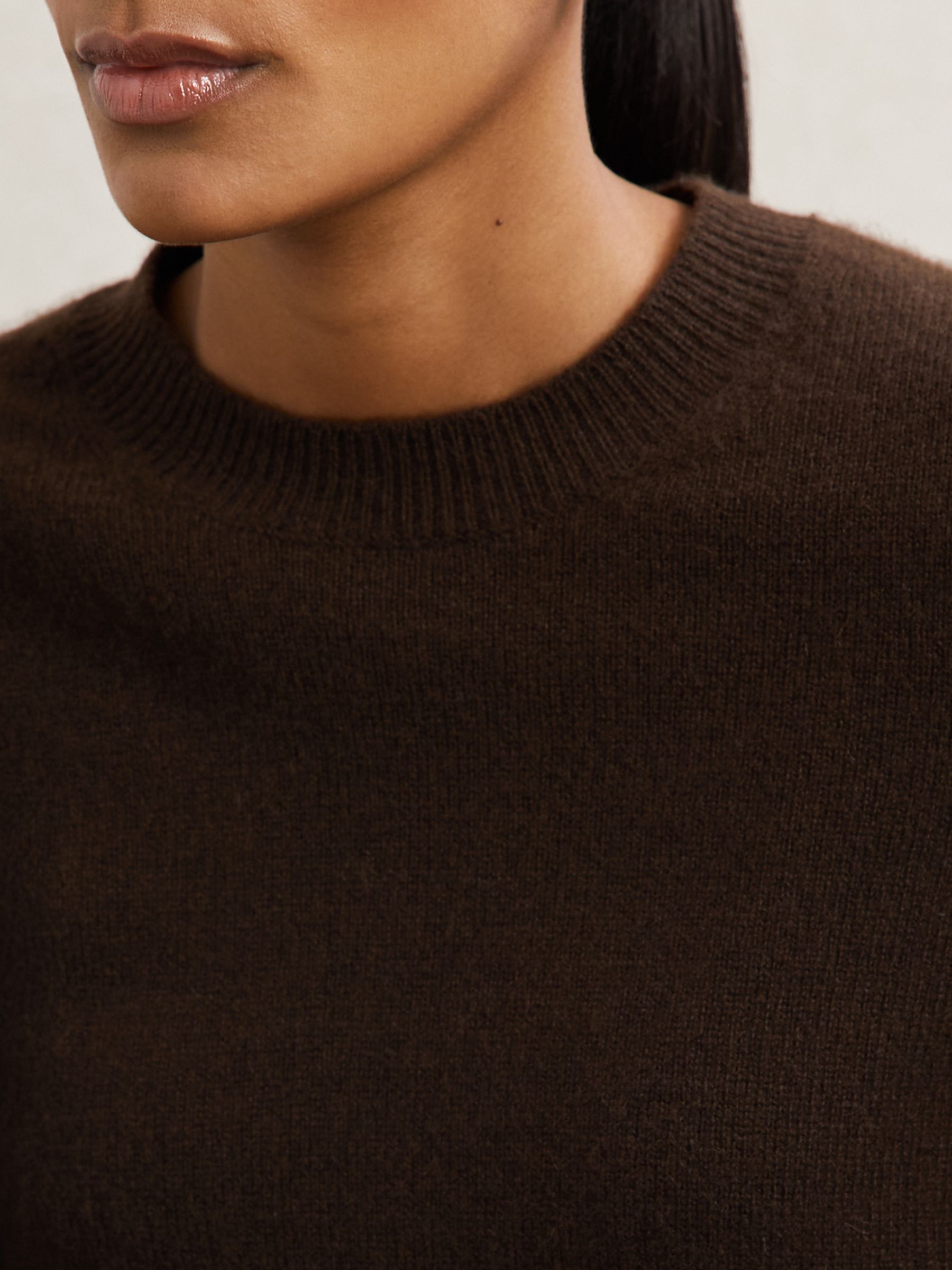 100% Cashmere Crew-Neck Jumper in Chocolate Brown