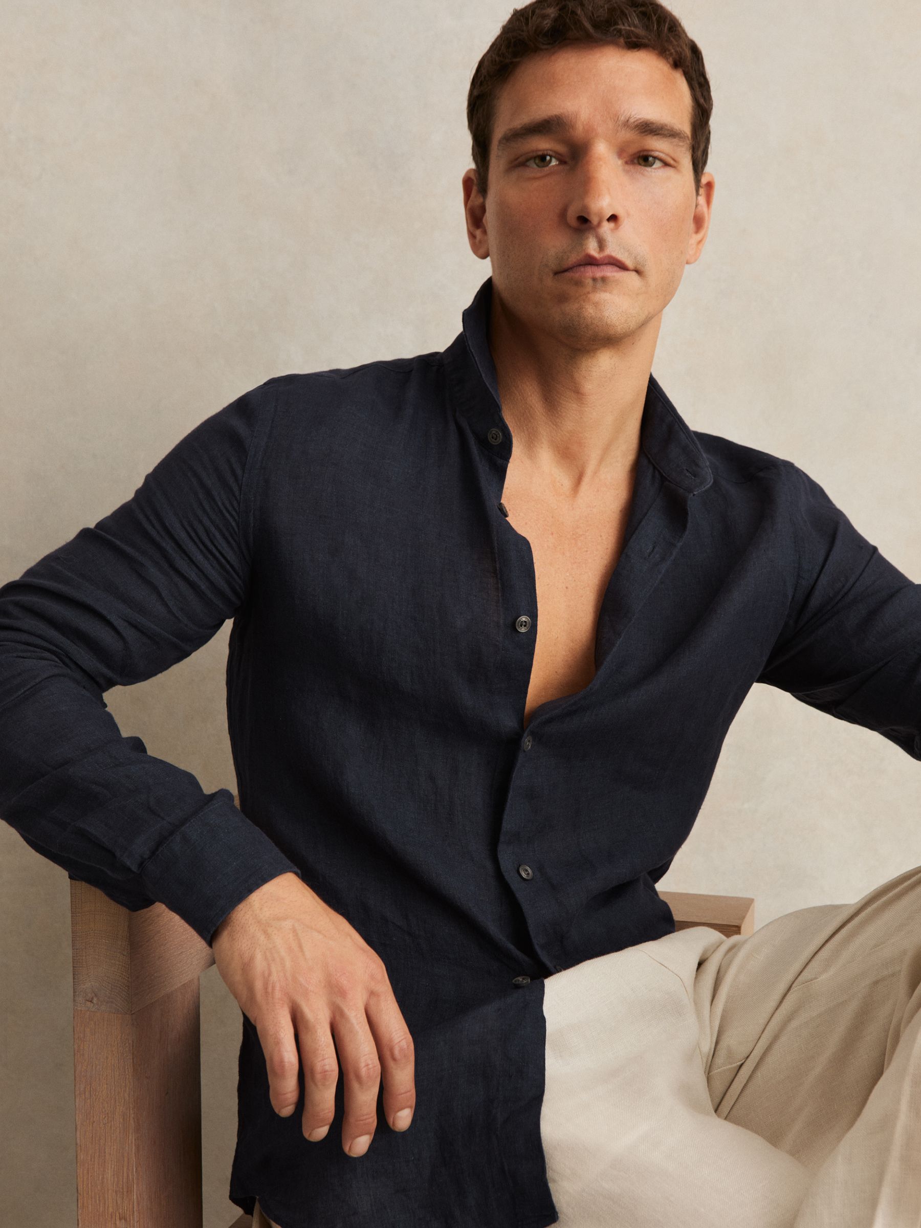 Linen Cutaway-Collar Shirt in Navy