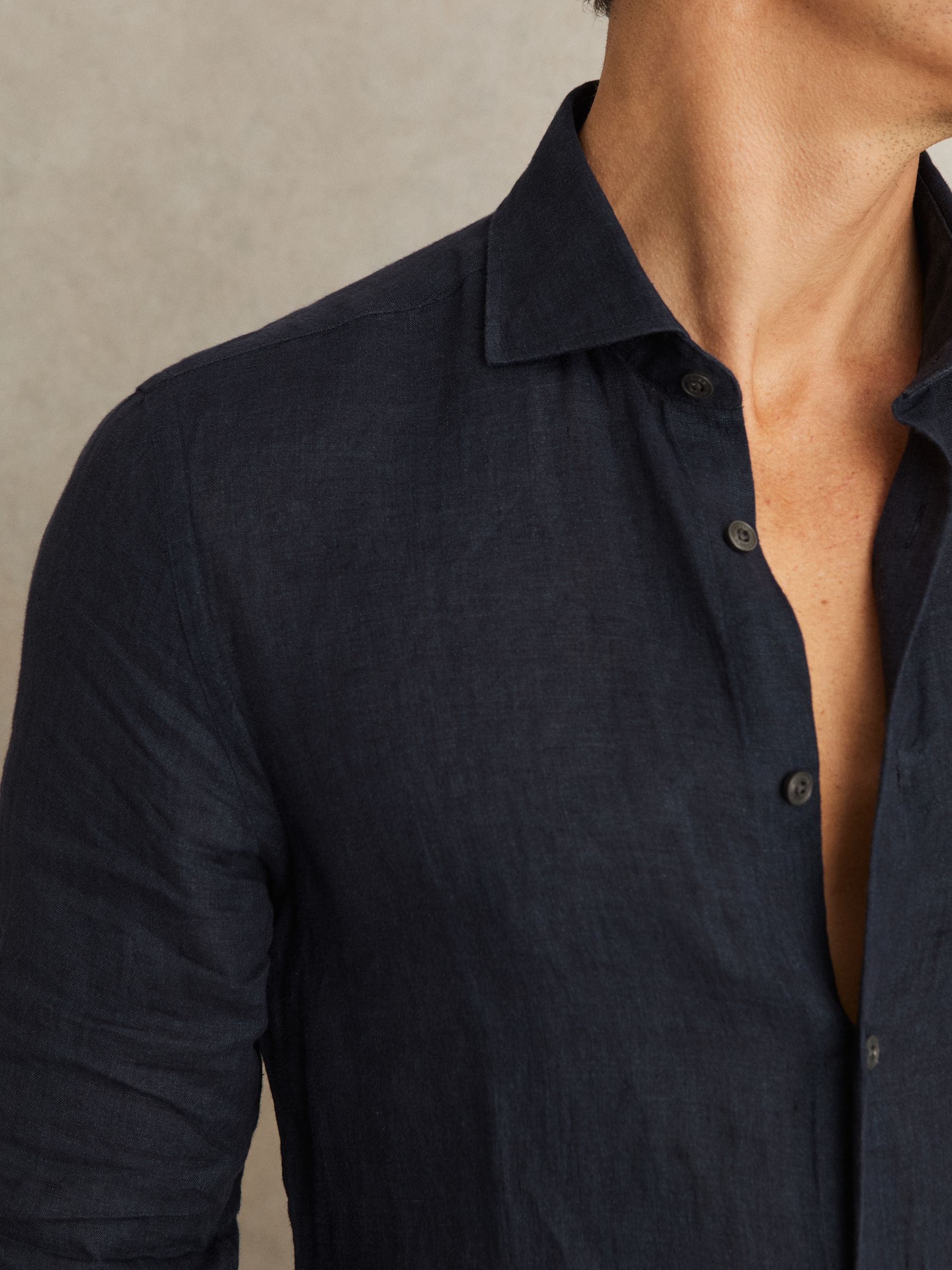 Linen Cutaway-Collar Shirt in Navy
