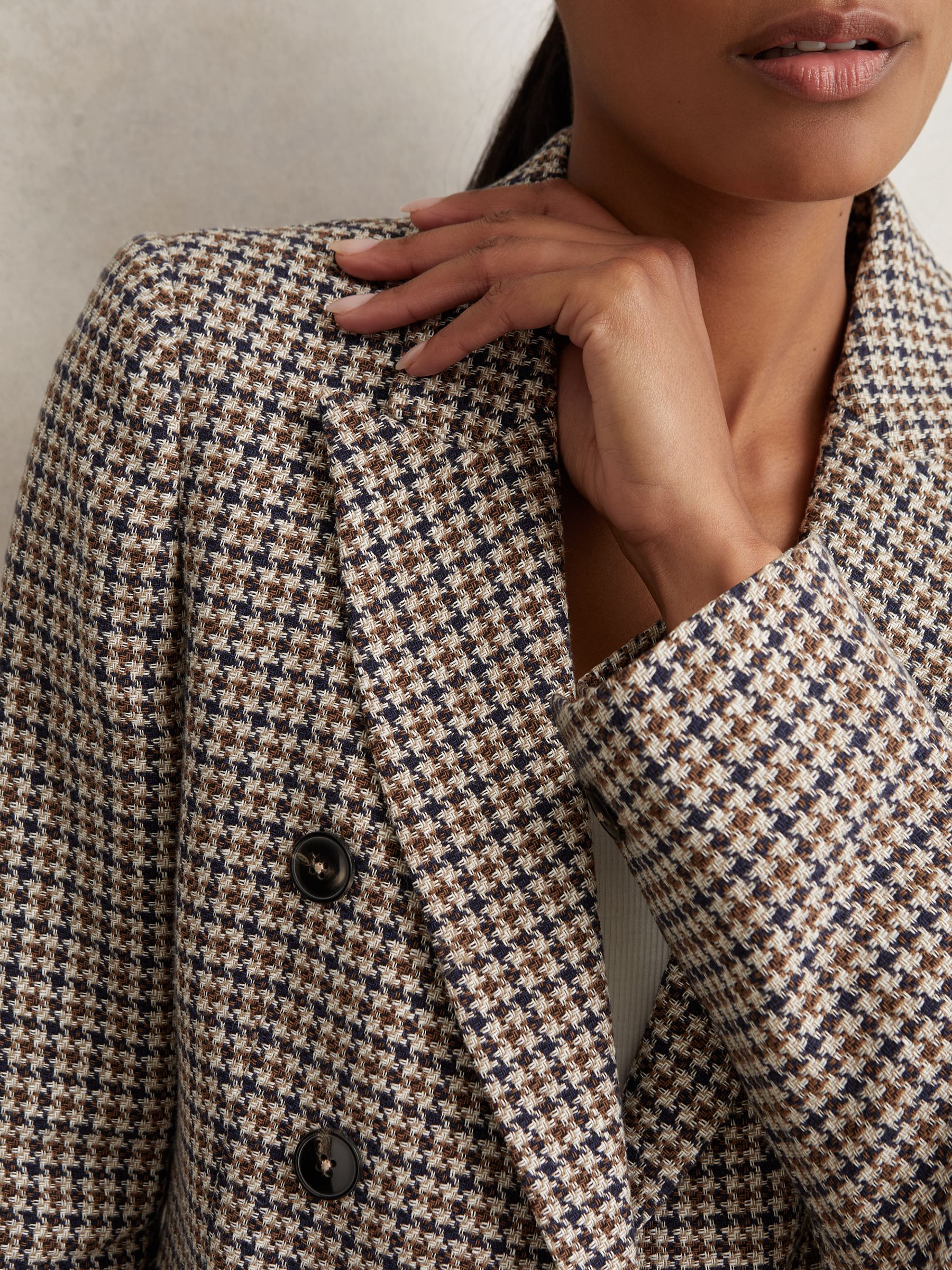 Cotton-Linen Double-Breasted Houndstooth-Check Blazer in Navy Neutral Check