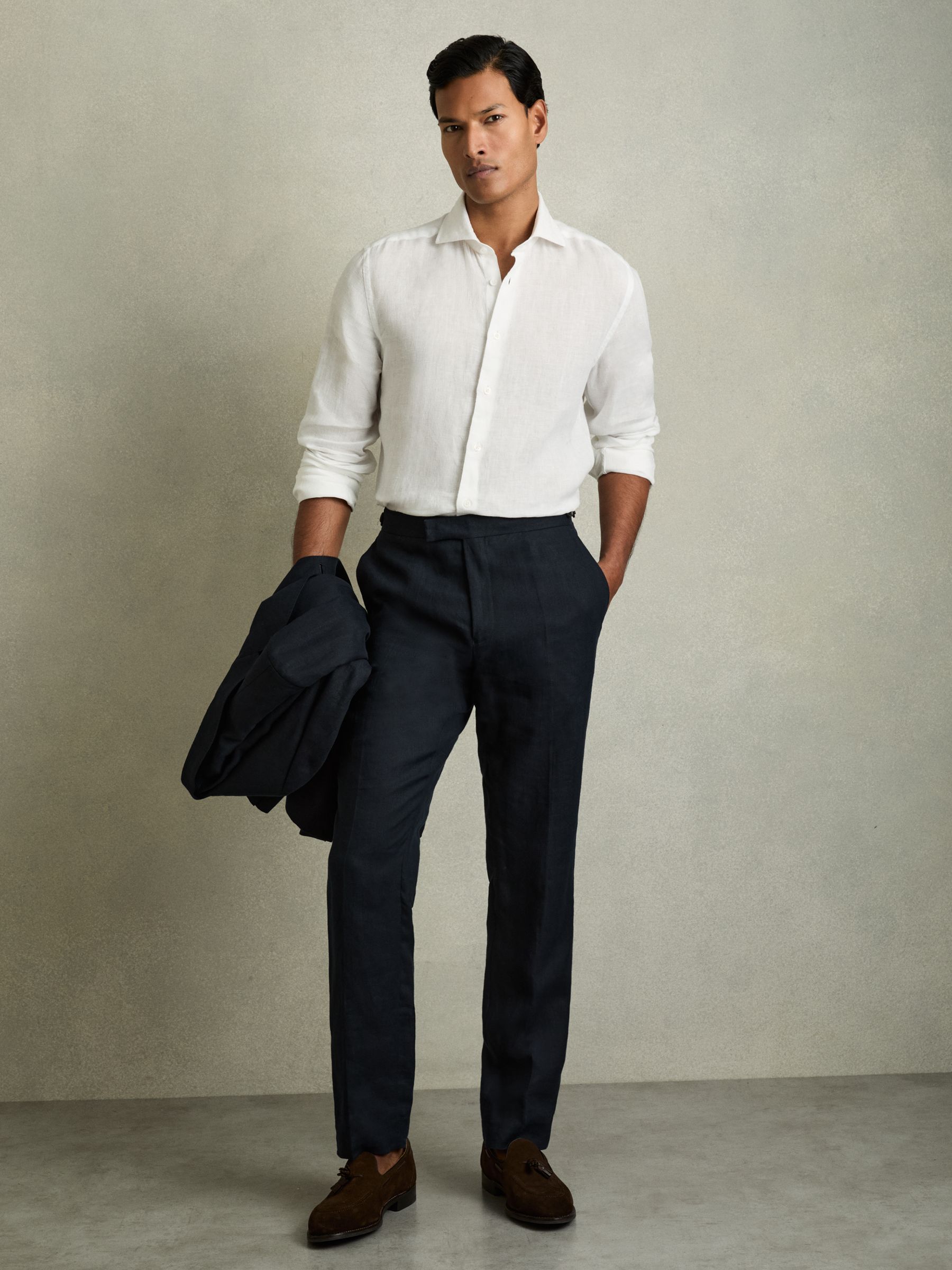 Linen Cutaway-Collar Shirt in Dark Brown