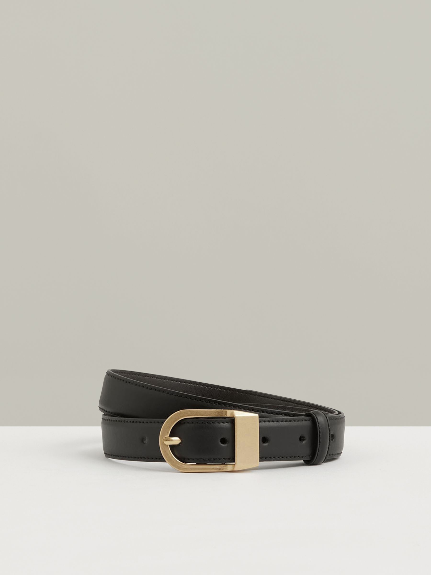 Leather Curved-Buckle Belt in Black
